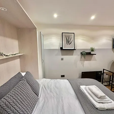 Flat 27 Bedford Chambers *